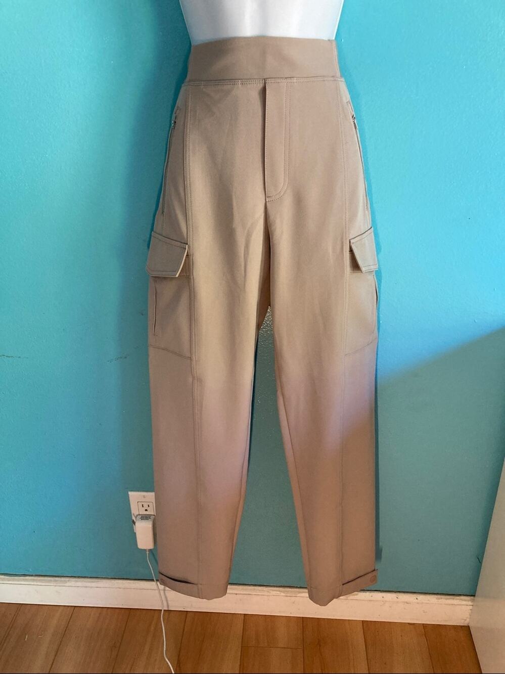 Athleta Endless High Rise Cargo PrimaStretch Pants Womens Size 2 Color Bone NWOT